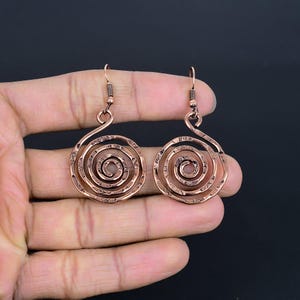 Hamrade spiralörhängen i koppar – Boho chica handgjorda smycken – Rustika hängande örhängen – Konstnärliga statementörhängen Boho present till kvinnor bild 3