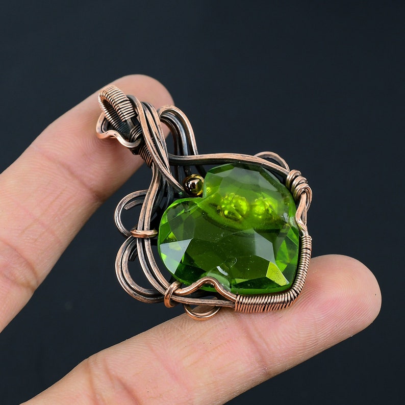 Colgante de peridoto alambre de cobre envuelto colgante peridoto piedra preciosa colgante cobre hecho a mano colgante peridoto joyería regalos para su colgante de corazón imagen 5