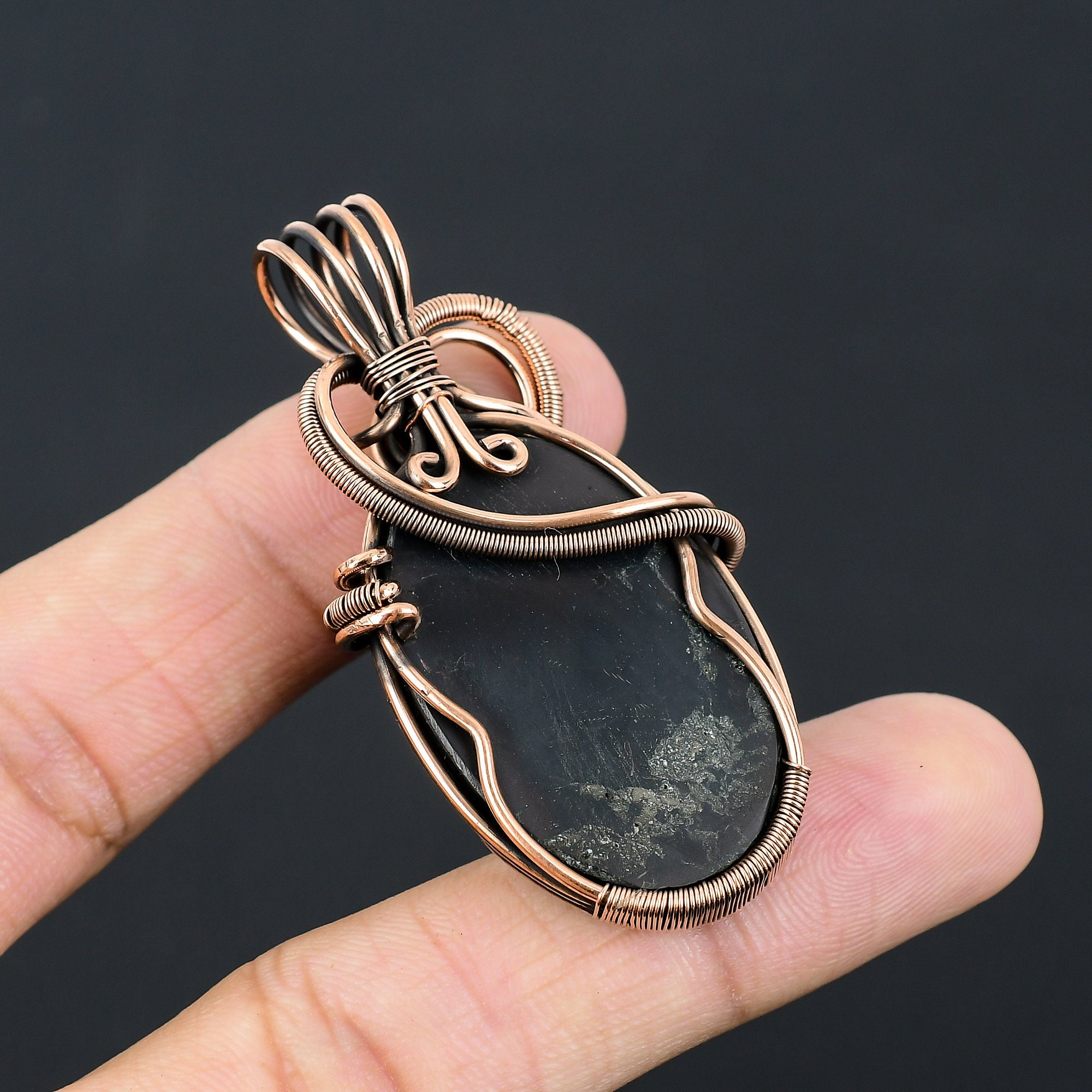 Ciondolo in pietra preziosa naturale di shungite, ciondolo avvolto in filo di rame, ciondolo in pietra preziosa di shungite, gioielli, ciondolo in rame fatto a mano, regalo per lei - Italia
