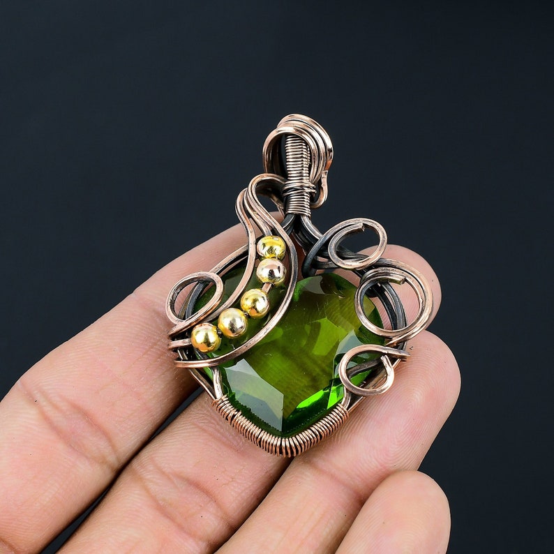 Colgante de peridoto alambre de cobre envuelto colgante peridoto piedra preciosa colgante cobre hecho a mano colgante peridoto joyería regalos para su colgante de corazón imagen 1