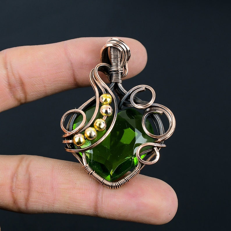 Ciondolo con peridoto Ciondolo avvolto in filo di rame Ciondolo con pietra preziosa peridoto Ciondolo fatto a mano in rame Gioielli con peridoto Regali per il suo ciondolo a cuore immagine 4