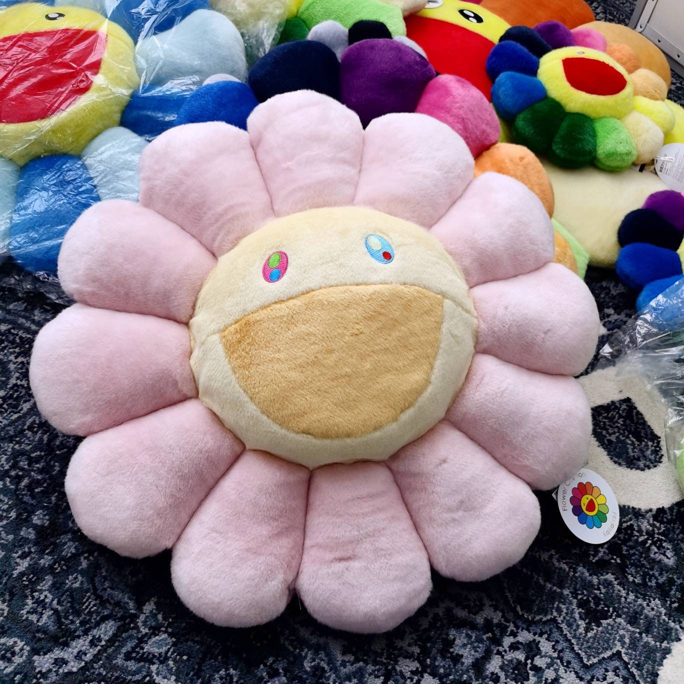 murakami takashi flower pillow