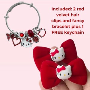 Puede incluir: Una pulsera de plata con dijes rojos, que incluyen una mariposa, corazones y una cara de Hello Kitty. Tambi&eacute;n se muestran dos pinzas para el cabello de terciopelo rojo con caras de Hello Kitty. El texto dice: "Included: 2 red velvet hair clips and fancy bracelet plus 1 FREE keychain."