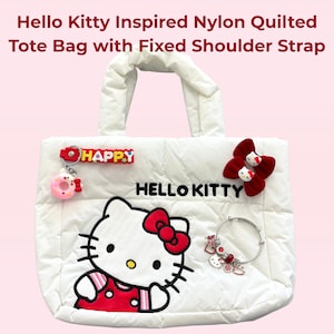 Puede incluir: Bolso tote acolchado de nailon blanco con correa de hombro fija. Presenta un dise&ntilde;o de Hello Kitty con lazo rojo y detalles. Incluye un charm "HAPPY", un charm de donut y una pulsera con charms de Hello Kitty. El bolso tiene un patr&oacute;n acolchado.