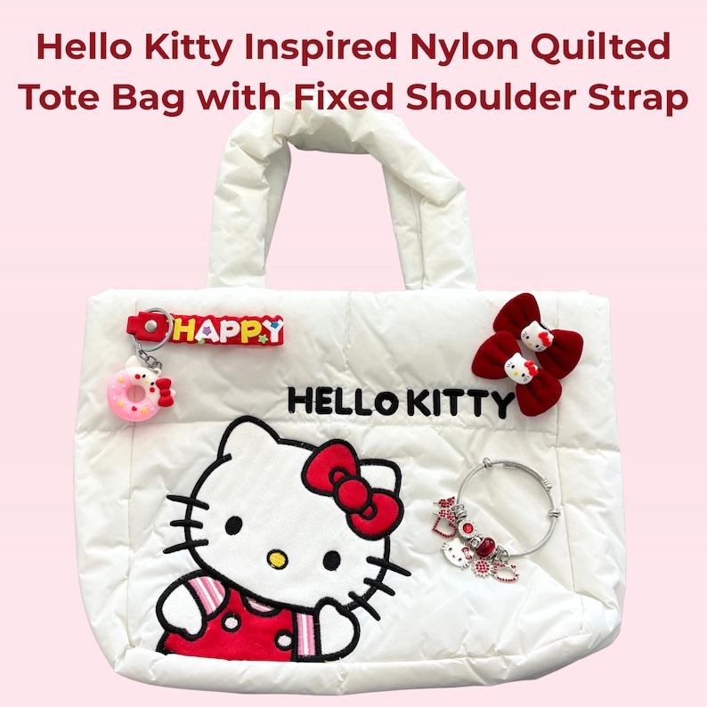 Puede incluir: Bolso tote acolchado de nailon blanco con correa de hombro fija. Presenta un dise&ntilde;o de Hello Kitty con lazo rojo y detalles. Incluye un charm "HAPPY", un charm de donut y una pulsera con charms de Hello Kitty. El bolso tiene un patr&oacute;n acolchado.