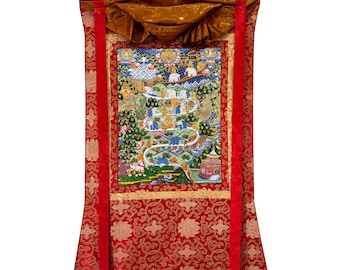 Può includere: Un arazzo vibrante e ornato con un'illustrazione dettagliata e colorata di un paesaggio con figure. L'arazzo è incorniciato da tessuto rosso con motivi e accenti dorati e una parte superiore dorata. Un pezzo decorativo.