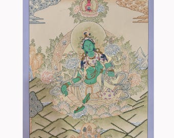 Puede incluir: Pintura detallada de una deidad sentada con piel verde, rodeada de flores y follaje. La figura tiene múltiples brazos y está adornada con joyas. El fondo presenta un paisaje con montañas, nubes y una figura más pequeña en la parte superior. La obra está enmarcada con un borde azul claro.