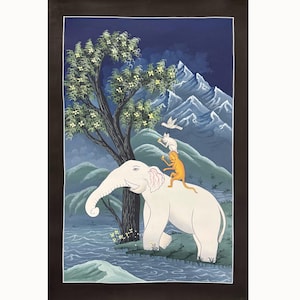 以下が含まれることがあります： ピンクの耳を持つ白い象が、緑の土手のある青い川の中に立っています。小さなオレンジ色の猫が象の背中に座り、ピンクの鼻を持つ白い猫が土手に座っています。黄色い嘴を持つ白い鳥が猫たちの頭上を飛んでいます。背景は青い空と白い山です。