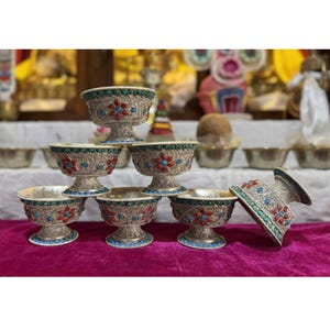 Juego de 7 cuencos tibetanos para ofrendas tallados en plata