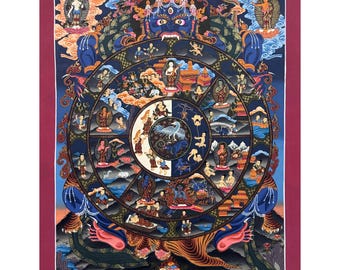 Pode incluir: Uma pintura Thangka budista tibetana detalhada e colorida. A obra de arte apresenta uma roda central com várias figuras e cenas, rodeada por um fundo azul escuro e uma borda ornamentada. A pintura é rica em simbolismo e cores vibrantes, incluindo azuis, vermelhos e dourados.