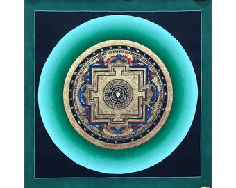 Puede incluir: Un mandala circular con intrincados diseños dorados sobre un fondo negro. El mandala está rodeado por un anillo turquesa con un efecto degradado.