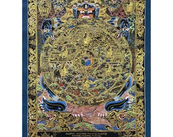 Pode incluir: Uma pintura budista tibetana colorida que representa a Roda da Vida, um diagrama circular que ilustra o ciclo de renascimento e sofrimento. A pintura apresenta uma divindade central com uma expressão feroz, cercada por vários símbolos e figuras que representam diferentes aspectos da existência.