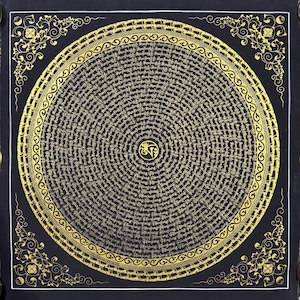 Puede incluir: Textil cuadrado negro con un diseño circular dorado en el centro. El diseño presenta texto intrincado y un símbolo central. Adornos dorados decoran cada esquina y los bordes.