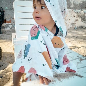 Ekologisk muslin babyhandduk med huva, badponcho i färgglad frukt, bomullsstrandhandduk, babyshowerpresent, tvättlapp för nyfödd, cape för baby bild 2
