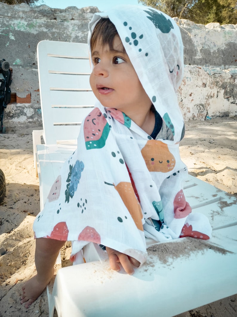Ekologisk muslin babyhandduk med huva, badponcho i färgglad frukt, bomullsstrandhandduk, babyshowerpresent, tvättlapp för nyfödd, cape för baby bild 2
