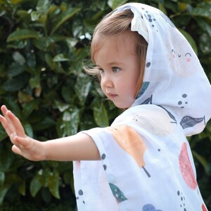 Ekologisk muslin babyhandduk med huva, badponcho i färgglad frukt, bomullsstrandhandduk, babyshowerpresent, tvättlapp för nyfödd, cape för baby bild 4