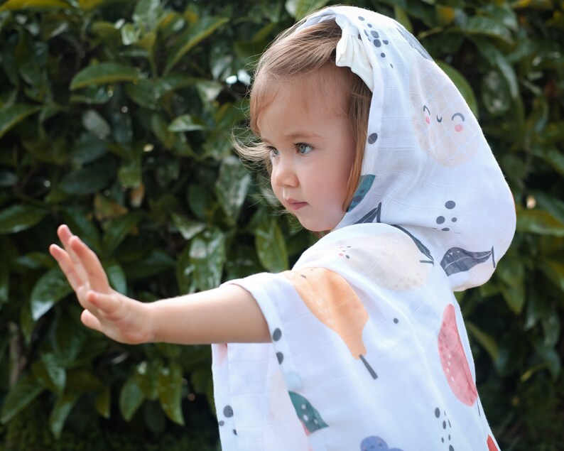 Ekologisk muslin babyhandduk med huva, badponcho i färgglad frukt, bomullsstrandhandduk, babyshowerpresent, tvättlapp för nyfödd, cape för baby bild 4