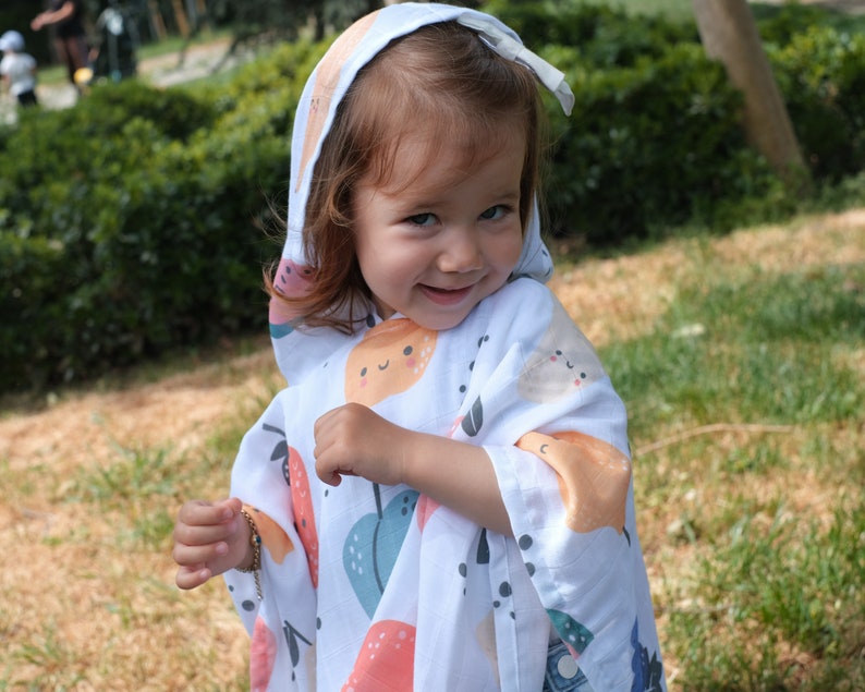 Ekologisk muslin babyhandduk med huva, badponcho i färgglad frukt, bomullsstrandhandduk, babyshowerpresent, tvättlapp för nyfödd, cape för baby bild 6