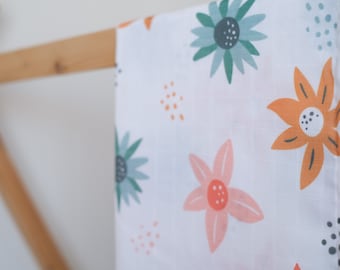 Manta de bebé de muselina floral orgánica, envoltura de algodón para recién nacidos, regalo para baby shower, arrullo de bebé de muselina de doble gasa, manta de dos capas para niños pequeños.