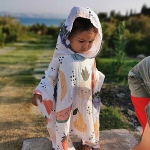 Ekologisk muslin babyhandduk med huva, badponcho i färgglad frukt, bomullsstrandhandduk, babyshowerpresent, tvättlapp för nyfödd, cape för baby bild 5