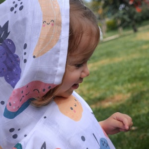 Ekologisk muslin babyhandduk med huva, badponcho i färgglad frukt, bomullsstrandhandduk, babyshowerpresent, tvättlapp för nyfödd, cape för baby bild 7
