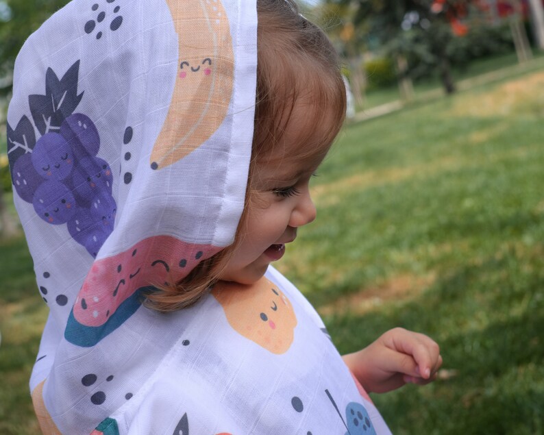 Ekologisk muslin babyhandduk med huva, badponcho i färgglad frukt, bomullsstrandhandduk, babyshowerpresent, tvättlapp för nyfödd, cape för baby bild 7
