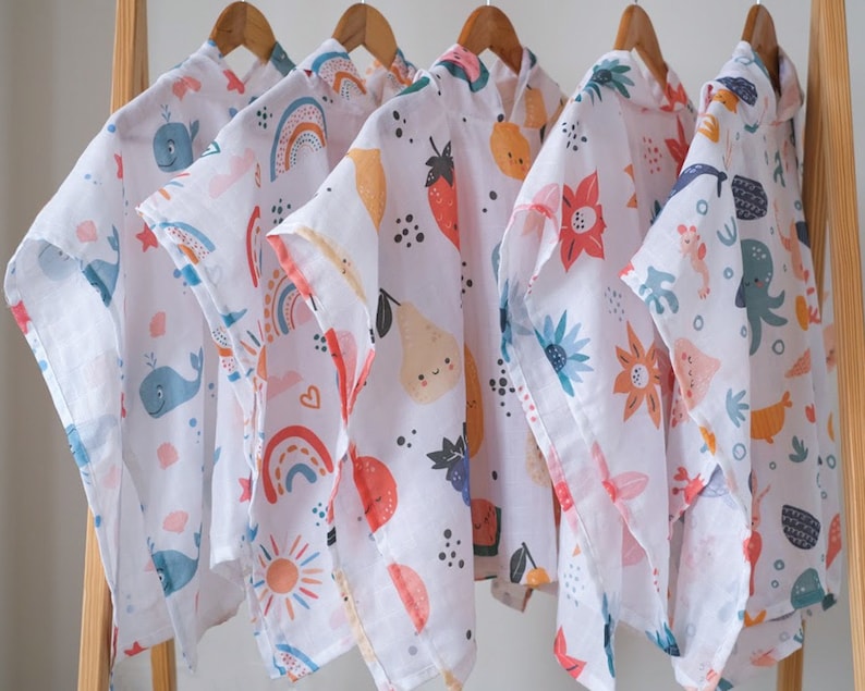 Ekologisk muslin babyhandduk med huva, badponcho i färgglad frukt, bomullsstrandhandduk, babyshowerpresent, tvättlapp för nyfödd, cape för baby bild 9