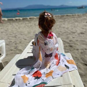 Ekologisk muslin babyhandduk med huva, badponcho i färgglad frukt, bomullsstrandhandduk, babyshowerpresent, tvättlapp för nyfödd, cape för baby bild 3
