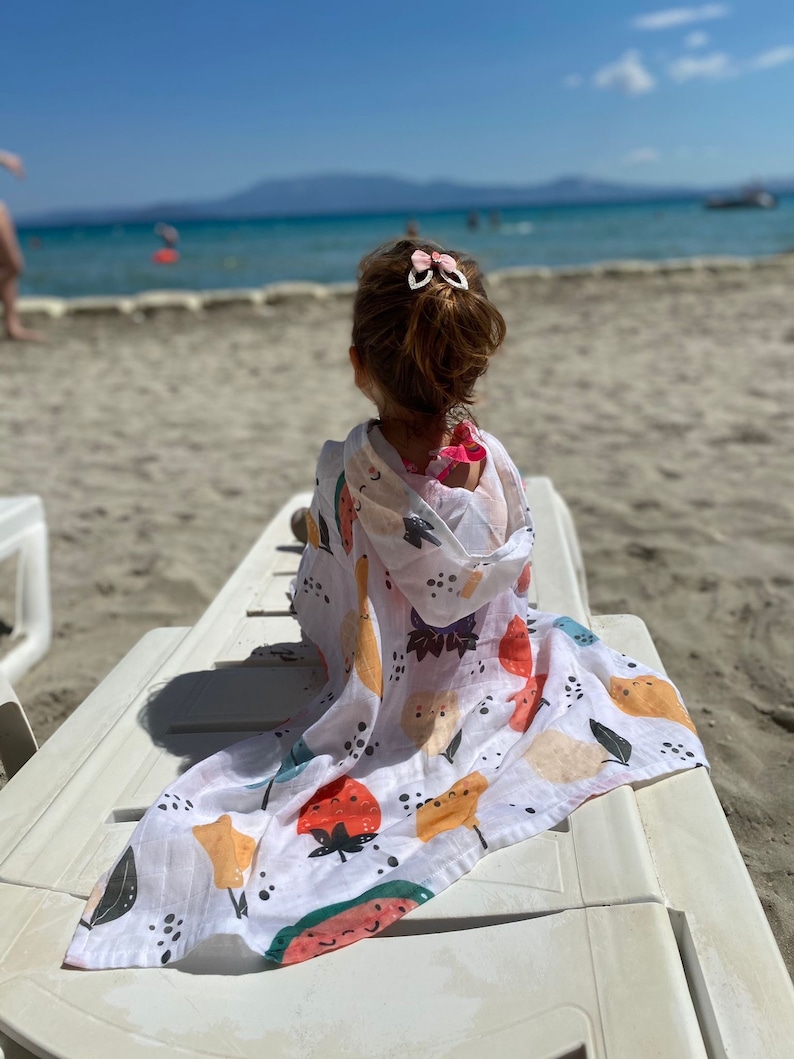 Ekologisk muslin babyhandduk med huva, badponcho i färgglad frukt, bomullsstrandhandduk, babyshowerpresent, tvättlapp för nyfödd, cape för baby bild 3