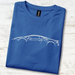 Op de afbeelding: Een koningsblauw T-shirt met korte mouwen en een witte lijntekening van een sportwagen in profiel. Het shirt heeft een ronde hals en een zwart Gildan-merklabel dat zichtbaar is bij de binnenkant van de kraag.