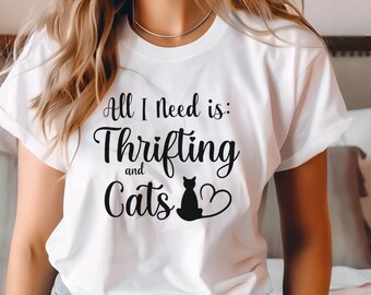 Tutto ciò di cui ho bisogno è la maglietta Thrifting and Cats, maglietta per amanti del risparmio e gatti, maglietta con grafica divertente per proprietari di gatti, top casual in stile vintage, idea regalo