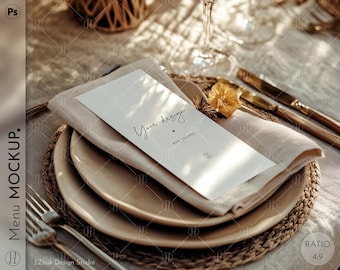 Pode incluir: Um cartão de menu branco com o texto "Your design 4.25 inches" sobre uma toalha de linho bege, colocada em um conjunto de pratos marrons com um porta-pratos de palha trançada. Os pratos estão sobre uma toalha de mesa bege com um porta-pratos de palha trançada.