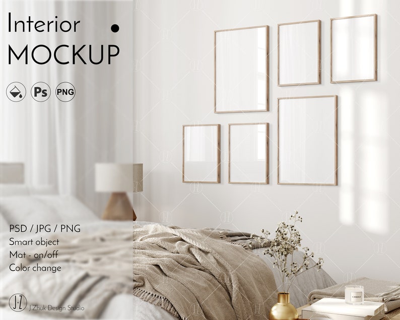 Op de afbeelding: Een mockup van een slaapkamerinterieur met vijf lege fotolijsten aan een witte muur. De lijsten zijn allemaal van verschillende grootte en zijn in een verspringend patroon gerangschikt. De lijsten zijn gemaakt van hout en hebben een lichtbruine afwerking. De slaapkamer is minimalistisch ingericht met een wit bed, een wit dekbed en een wit nachtkastje.