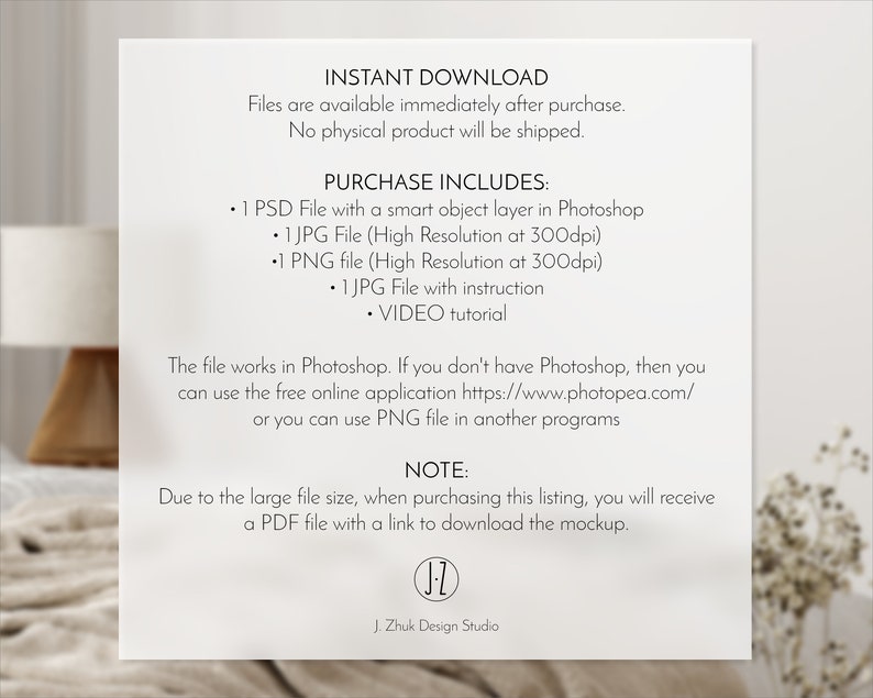 Op de afbeelding: Een wit tekstdocument met de titel "INSTANT DOWNLOAD" en de tekst "Bestanden zijn direct na aankoop beschikbaar. Er wordt geen fysiek product verzonden." Het document bevat ook een lijst met bestanden die bij de aankoop zijn inbegrepen, zoals een PSD-bestand, JPG-bestanden en een video-tutorial. Het document bevat ook een opmerking over de grote bestandsgrootte en dat een PDF-bestand met een link om de mockup te downloaden zal worden verstrekt.