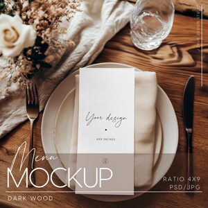 10x23 Menü Mockup - Elegantes Gedeck mit Blumen und Blumen - Perfekt für die Menüs von Café, Restaurant, Event-Speisekarte, PSD, PNG
