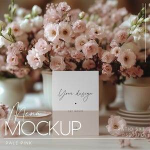 5x7 Convite Mockup – Vaso Sakura e Fundo Rosa-Bege Suave, Ideal para convites, cartões de felicitações ou menus, arquivar com Objetos Inteligentes