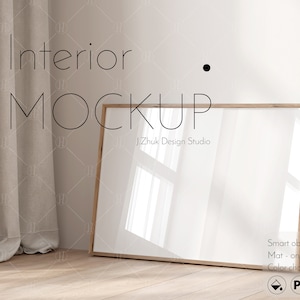 Könnte beinhalten: Ein Holzrahmen-Mockup mit weißem Hintergrund. Der Rahmen steht auf einem Holzboden mit einem beigefarbenen Vorhang im Hintergrund. Der Text "Interior Mockup" und "J.Zhuk Design Studio" ist auf dem Bild zu sehen.