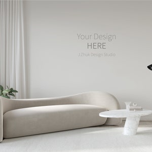 Peut inclure: Un canapé blanc incurvé se trouve dans un salon moderne avec une table basse en marbre blanc et une lampe sur pied dorée. Le mur est vide et porte le texte "Your Design HERE J.Zhuk Design Studio".