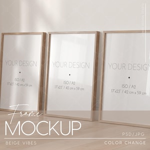 Könnte beinhalten: Drei Holzrahmen-Mockups mit weißen Hintergründen. Jeder Rahmen zeigt den Text "YOUR DESIGN" und "ISO/A2 17x23 / 42 cm x 59 cm". Die Wörter "Frame MOCKUP", "BEIGE VIBES", "PSD/JPG" und "COLOR CHANGE" sind ebenfalls sichtbar.