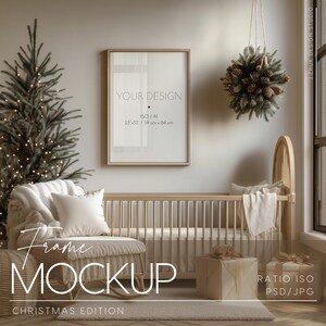 Pode incluir: Uma maquete de moldura branca com uma árvore de Natal e um berço no fundo. A moldura mede 23x33 polegadas ou 59 cm x 84 cm. O texto "YOUR DESIGN" está na moldura. O texto "Frame Mockup" está em primeiro plano. O texto "Christmas Edition" está abaixo da moldura. O texto "Ratio ISO PSD/JPG" está no canto inferior direito.