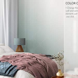 Op de afbeelding: Een slaapkamer interieurontwerp mockup met een wit bed, een roze deken, een blauwe deken, een nachtkastje met een lamp en een vaas met gedroogde bloemen. De muur is lichtblauwgroen. De tekst "COLOR Change" en "Verander de kleur van de muur en enkele interieur elementen met slechts &eacute;&eacute;n klik." is zichtbaar in de rechterbovenhoek van de afbeelding.