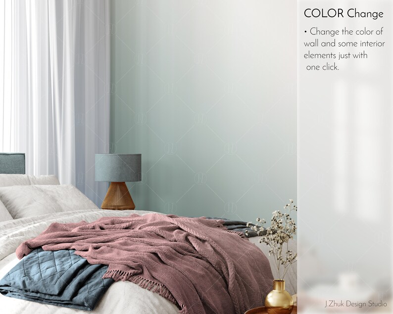 Op de afbeelding: Een slaapkamer interieurontwerp mockup met een wit bed, een roze deken, een blauwe deken, een nachtkastje met een lamp en een vaas met gedroogde bloemen. De muur is lichtblauwgroen. De tekst "COLOR Change" en "Verander de kleur van de muur en enkele interieur elementen met slechts &eacute;&eacute;n klik." is zichtbaar in de rechterbovenhoek van de afbeelding.