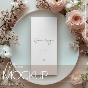 Maqueta de menú de boda de 4x9: elegante plato con flores rosas y blancas, archivo con objetos inteligentes, perfecto para menús de boda y branding de eventos.