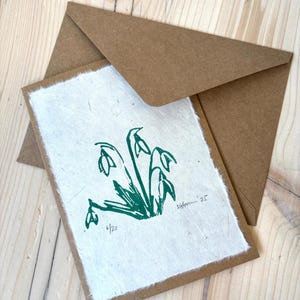 Tarjeta de felicitación con campanillas de invierno impresa a mano - Linograbado original - Tarjeta botánica - Primavera - Edición limitada - Tarjeta kraft y sobre en blanco en el interior