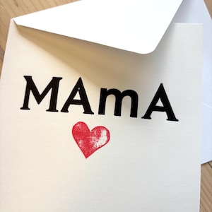 Carte de fête des mères imprimée à la main pour l'anniversaire de maman - Typographie originale en édition limitée - Carte pliée et enveloppe laissée vierge à l'intérieur