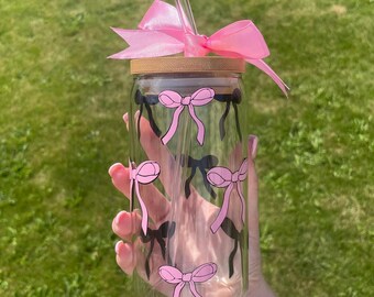 Glass cup, personalised with bows, lid and glass straw, available in many colours, coquette, hand made, bamboo lid, pink