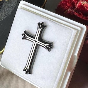 Cross Patance Metall-Anstecknadel Geriffelte dreilappige Punkte, modernes schwarzes Nickel-Finish