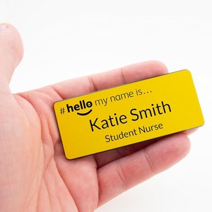 Graverad personlig "Hej mitt namn är" gul namnbricka Premium anpassad hållbar NHS läkare student barnmorska sjukhus (utan kupol) 76 x 32 mm