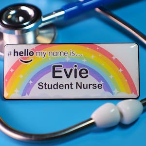 Placa con nombre personalizada con acabado de resina #Hello My Name Is Sparkling Rainbow para estudiantes, enfermeras, médicos, profesores, hospitales del NHS, 76 x 32 mm, color blanco y negro