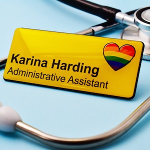 Gelbes Regenbogen Herz Namensschild Kontrasttext Verschiedene Verschlüsse Namensschild 76 x 32mm Gelb/Schwarz